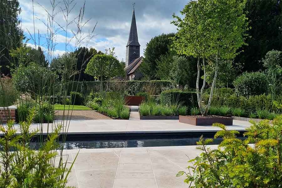 A Contemporary Elizabethan-Inspired Garden